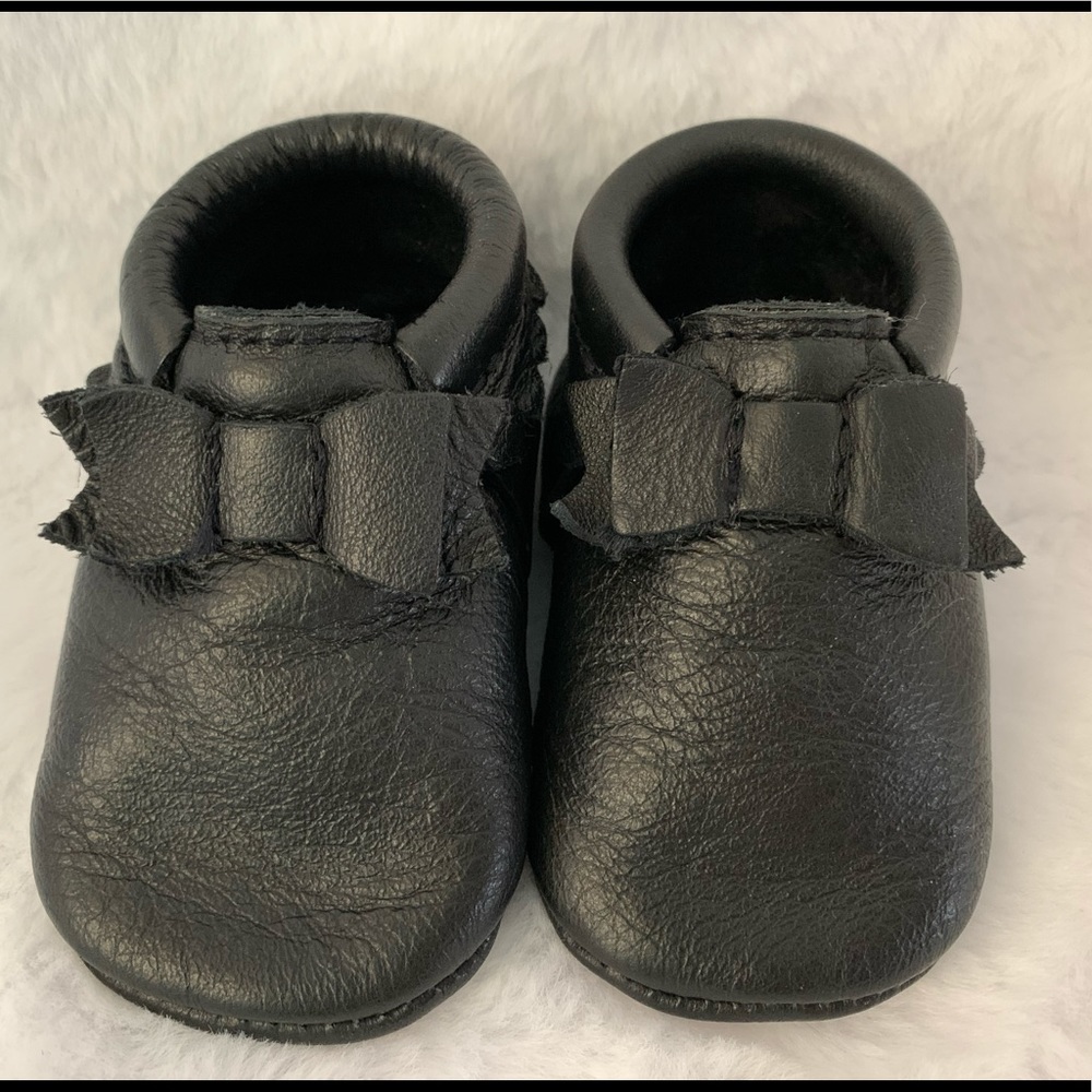 Freshly Picked size 3 Ebony Bow Mocc EUC